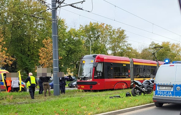 Wypadek na Retkini. Motocyklista upadł na torowisku. Podczas hamowania tramwaju linii 10A ucierpieli pasażerowie 1 Wypadek na Retkini