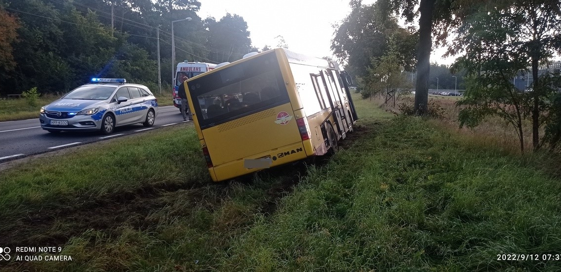 Autobus w rowie