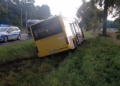 Autobus wjechał do rowu. Kierowca miał ponad dwa promile alkoholu w organizmie 105 Autobus w rowie