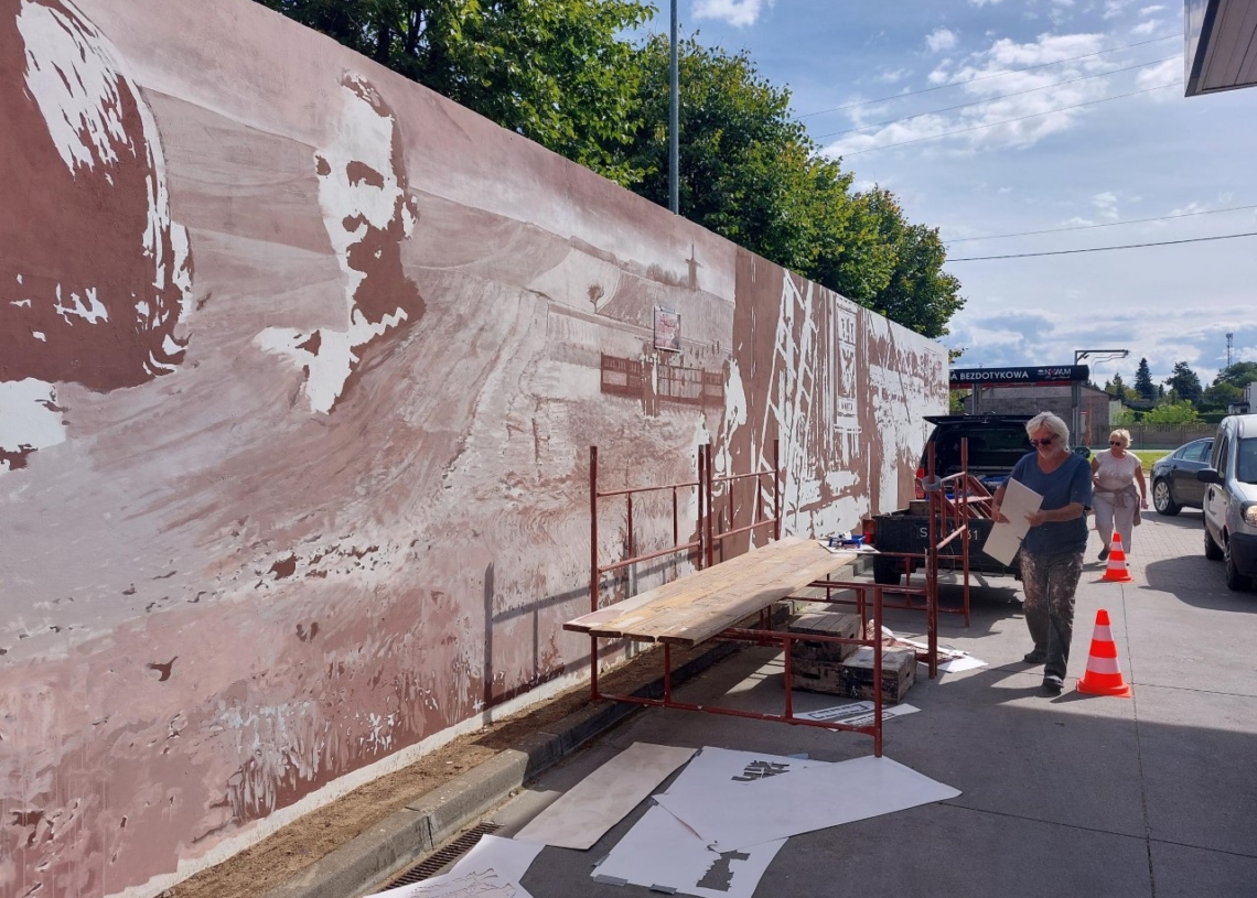 Historia wspaniałych, zwykłych ludzi - mural w Warcie