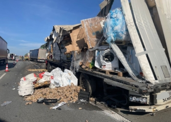 Wypadek dwóch ciężarówek na S8