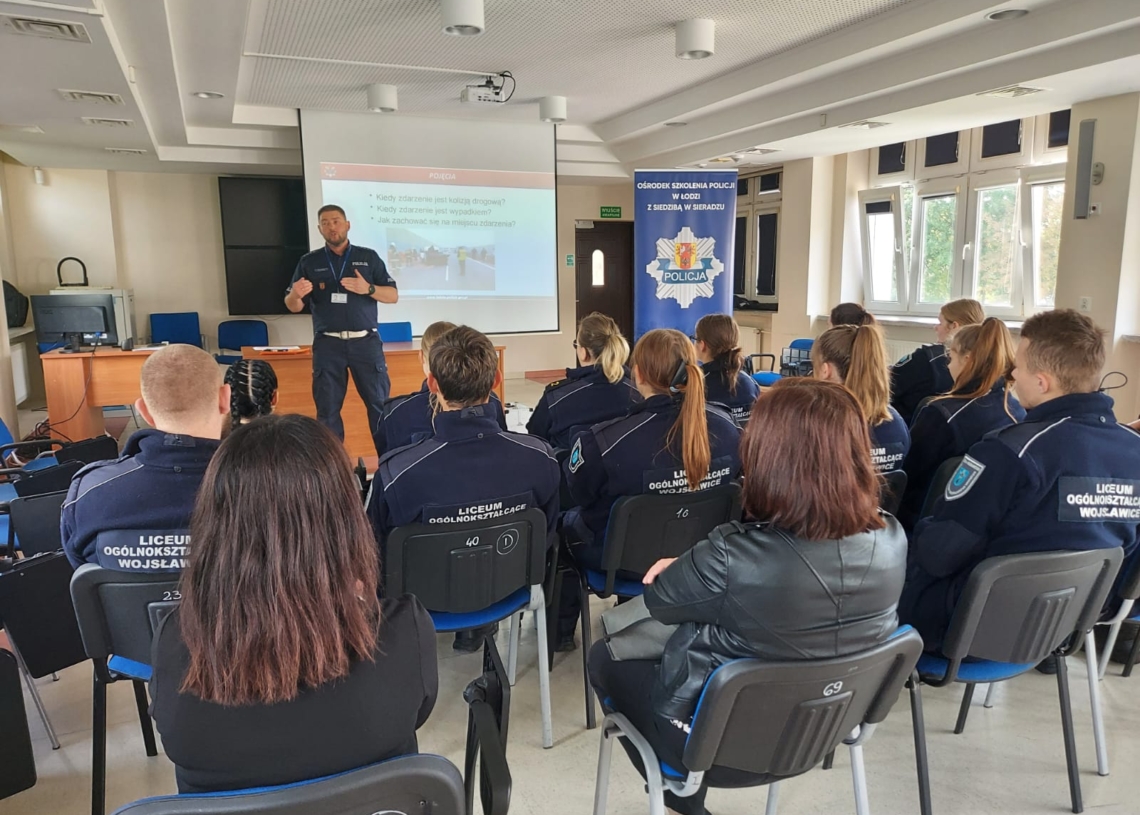 Młodzież z klas mundurowych w Ośrodku Szkolenia Policji w Sieradzu