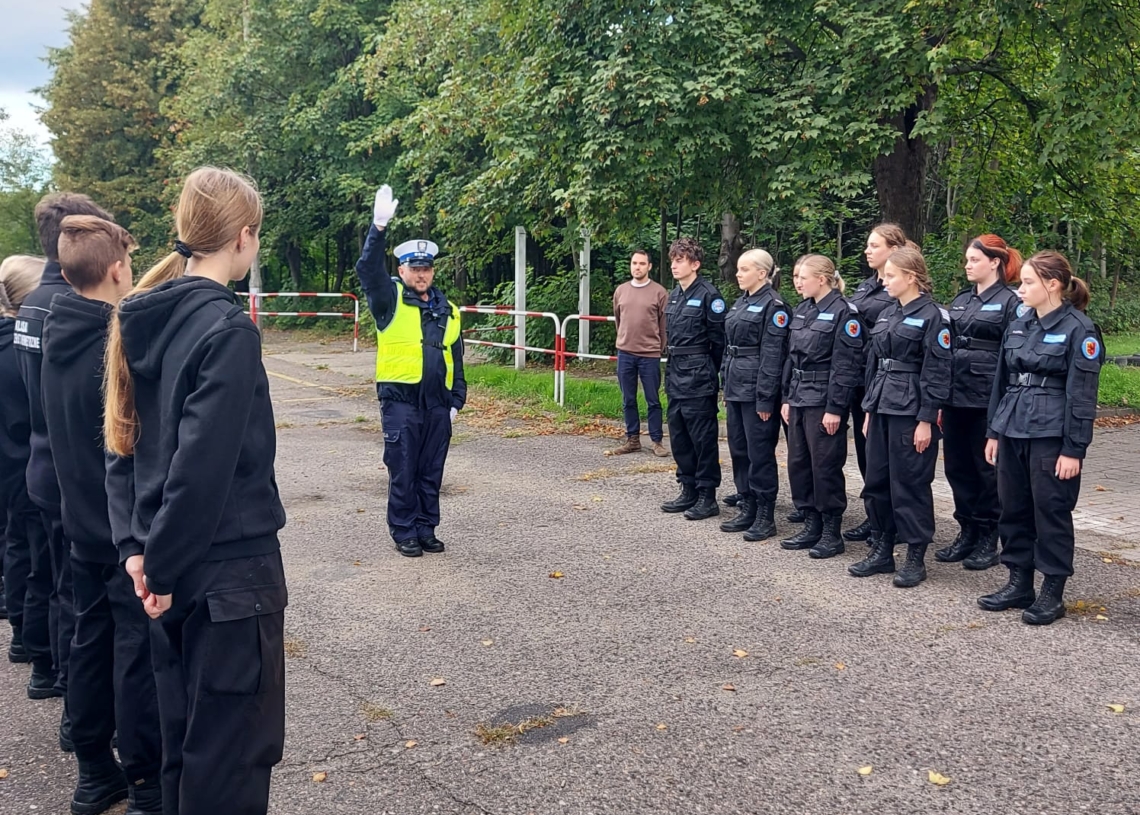 Młodzież z klas mundurowych w Ośrodku Szkolenia Policji w Sieradzu