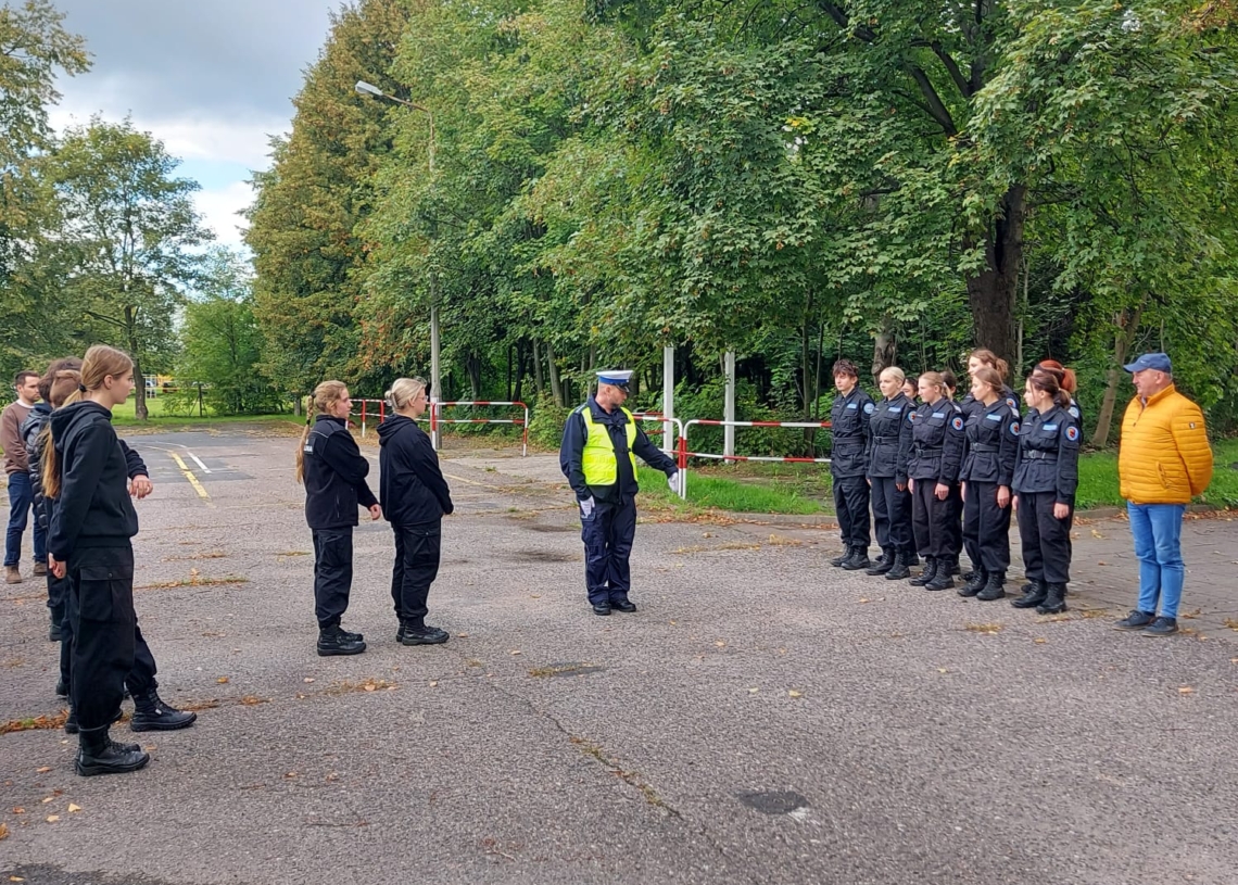 Młodzież z klas mundurowych w Ośrodku Szkolenia Policji w Sieradzu