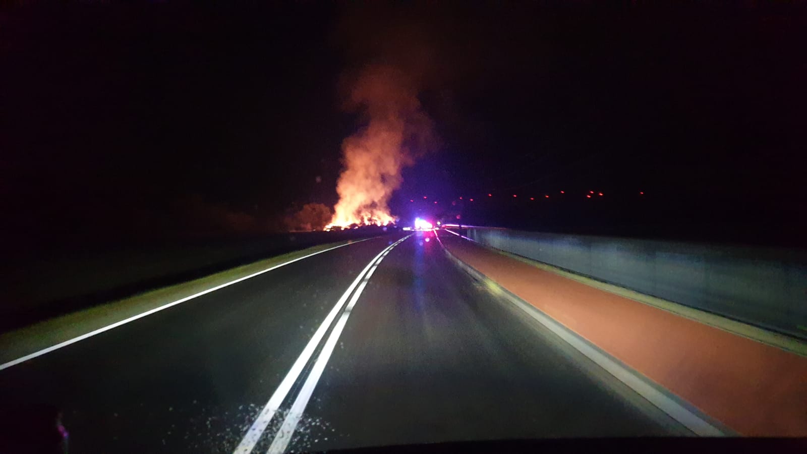 Gaszą pożar sterty słomy od ponad 20 godzin