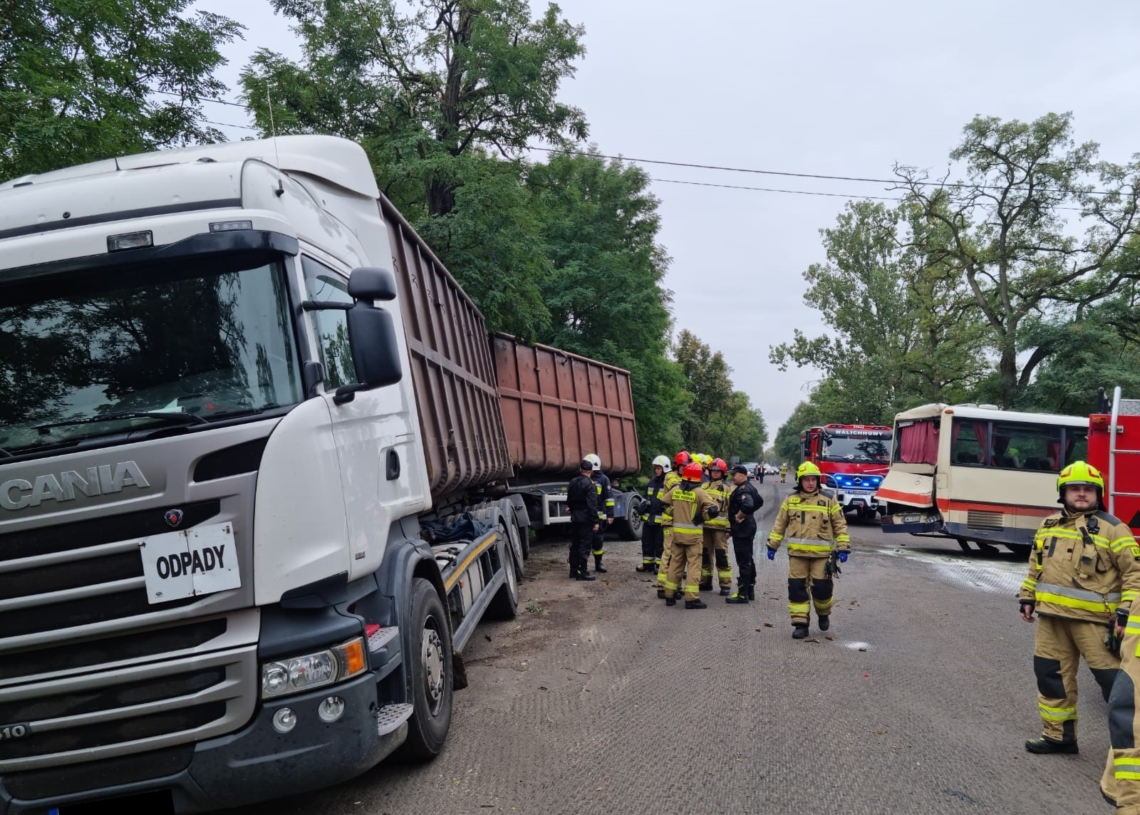 Wypadek autobusu szkolnego na DW482.