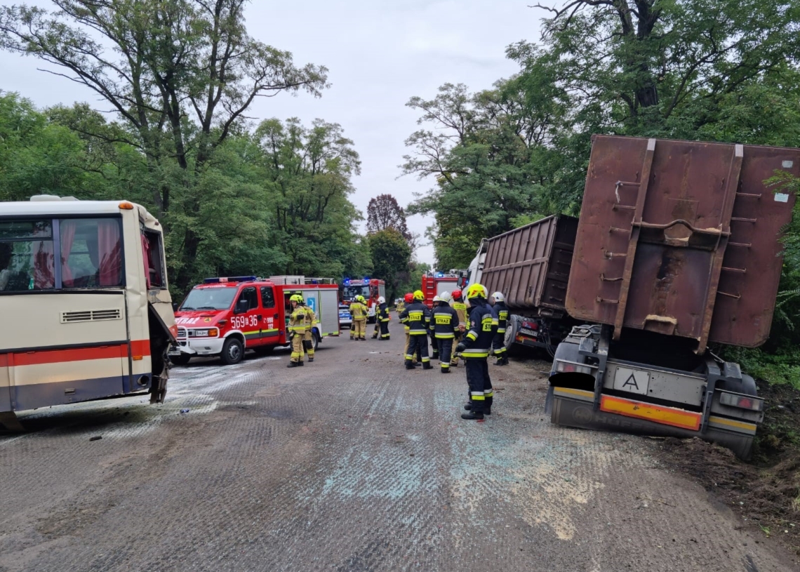 Wypadek autobusu szkolnego na DW482.