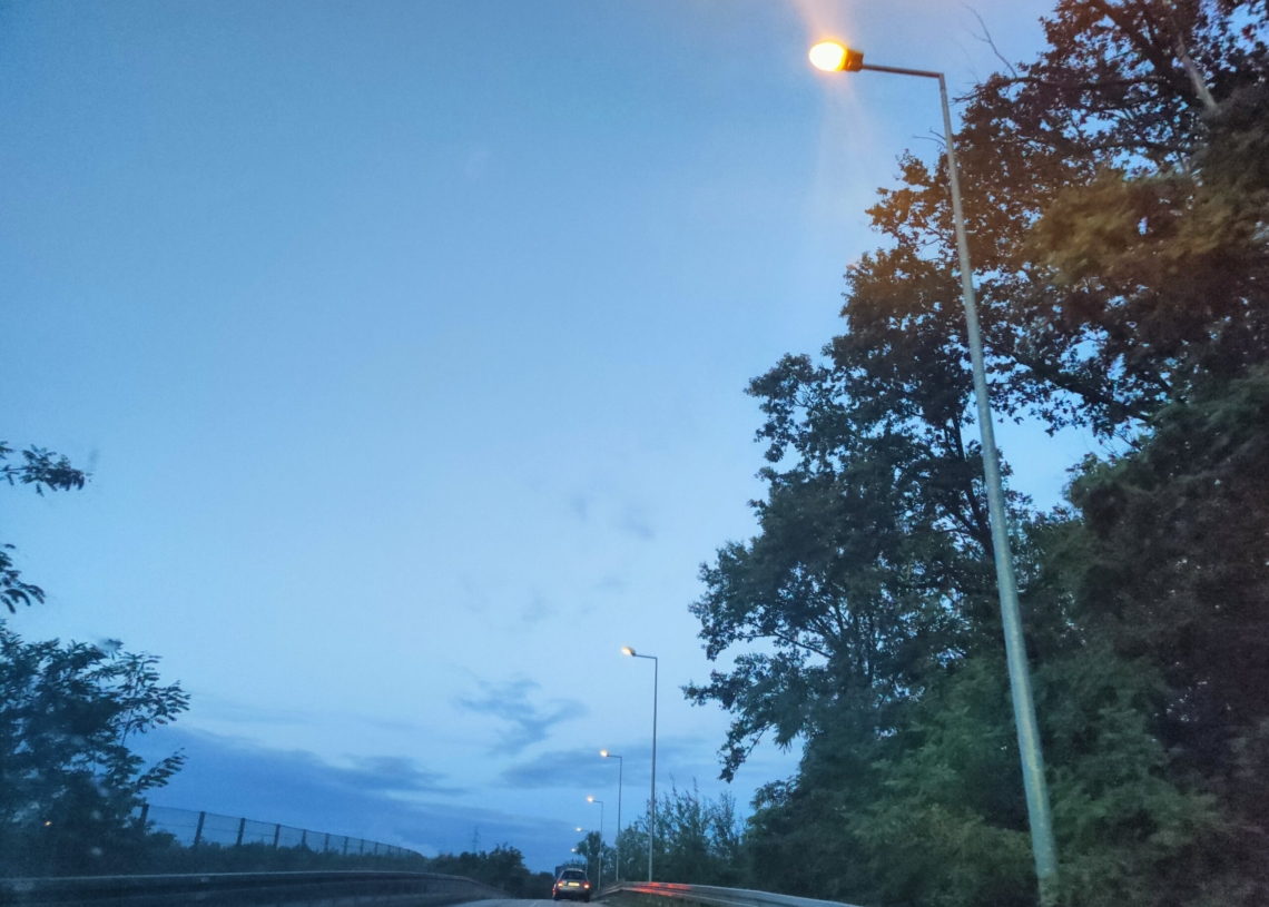 Piotrków - włączone rano latarnie