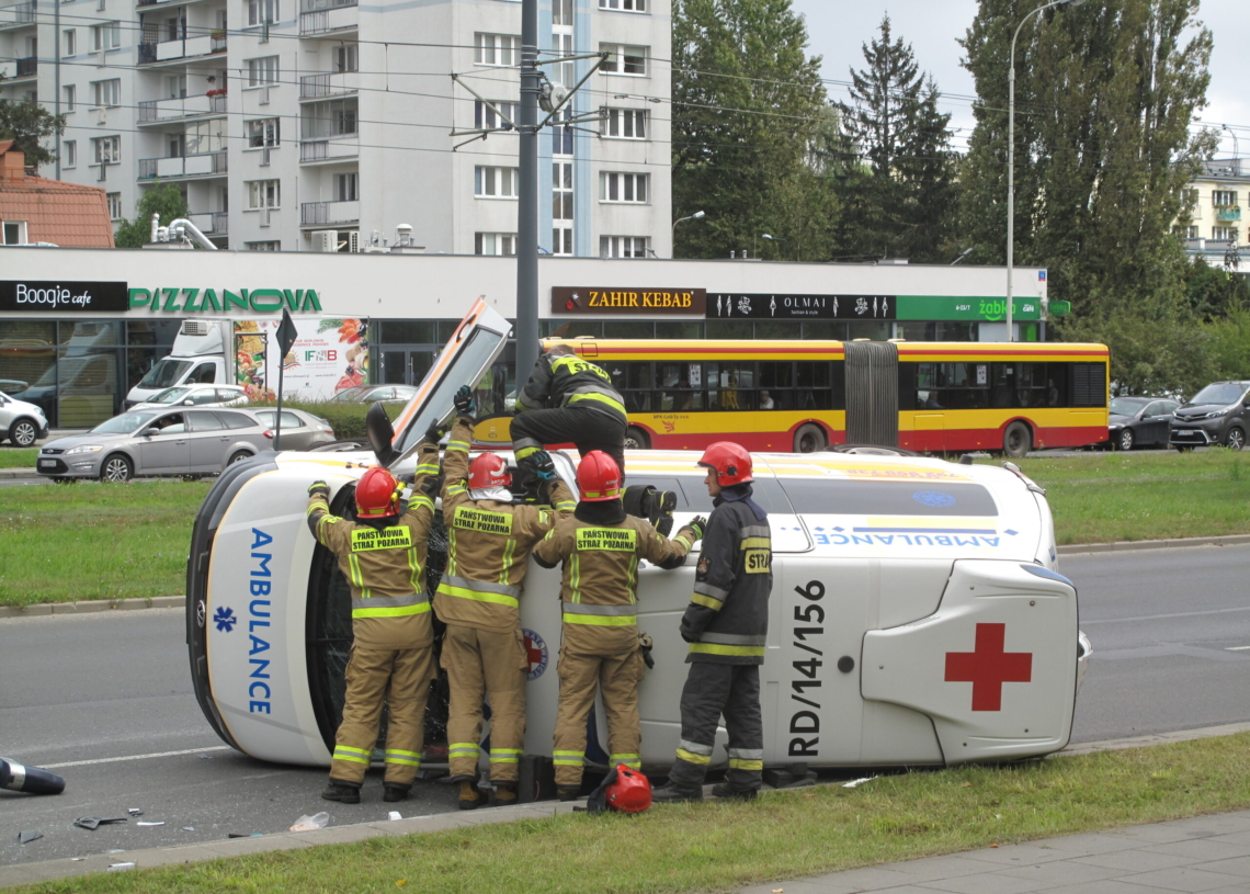 Wypadek z udziałem karetki w Łodzi