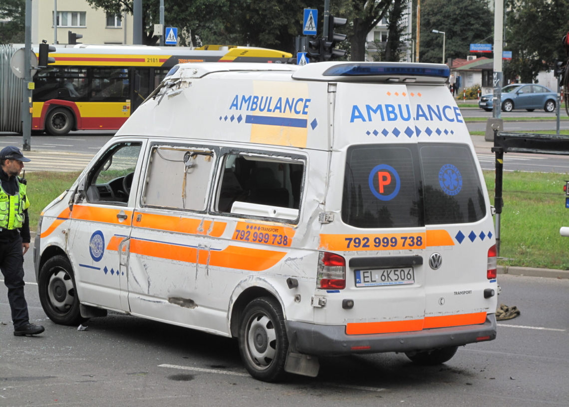 Wypadek z udziałem karetki w Łodzi