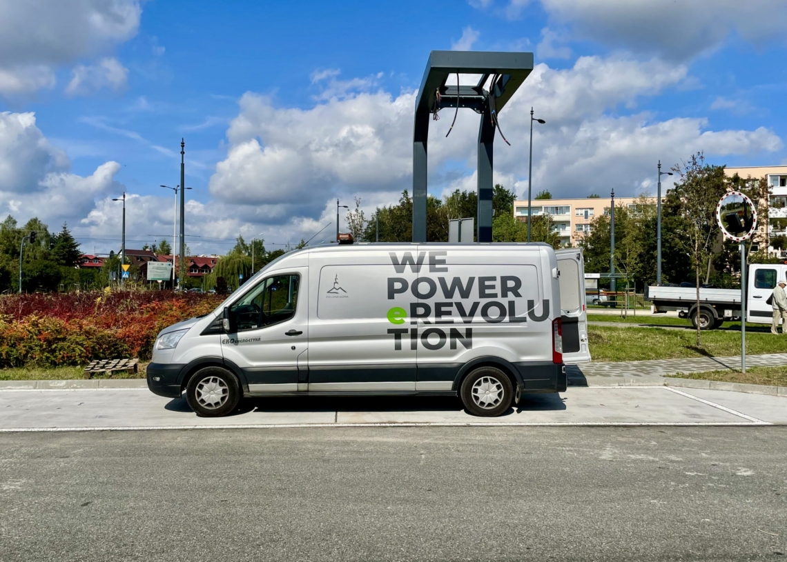 Pozostał montaż już tylko 2 ładowarek do autobusów elektrycznych
