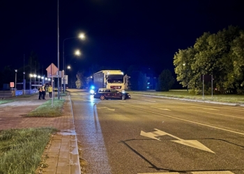 Tir zderzył się z volkswagenem na Rokicińskiej w pobliżu skrzyżowania z Augustów 3 Tir zderzył się z volkswagenem na Rokicińskiej