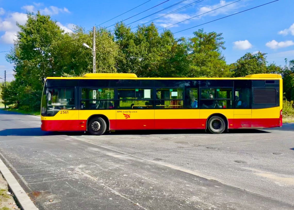 Objazd linii 72, bo na drodze leży słup