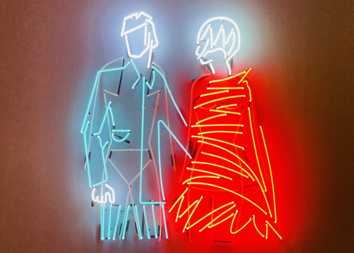 Kultowy neon powraca na elewację Centralu