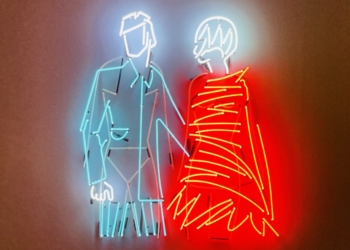 Kultowy neon powraca na elewację Centralu