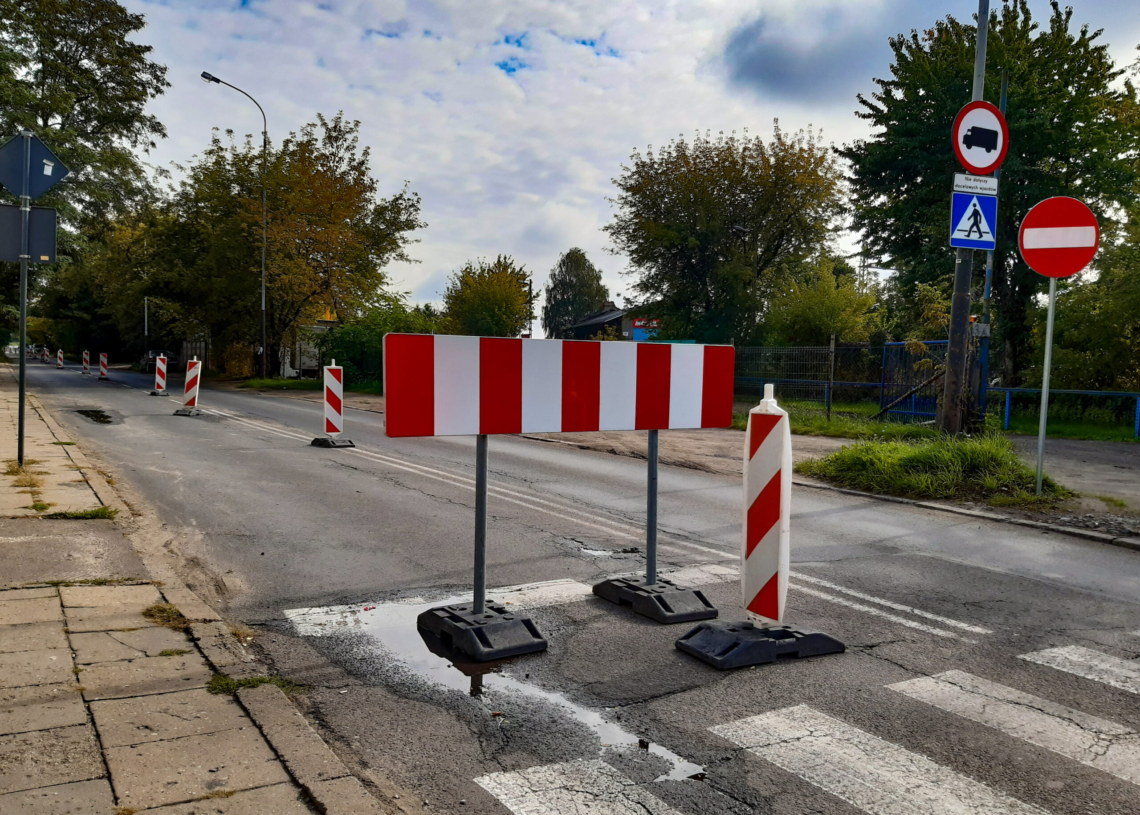 Mieszkańcy Dąbrowy narzekają na tempo prac prowadzonych na Śląskiej