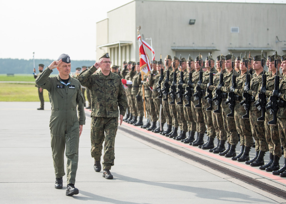 Pożegnanie żołnierzy w Łasku. Ponad 150 osób wyrusza na misję Baltic Air Policing [ZDJĘCIA]