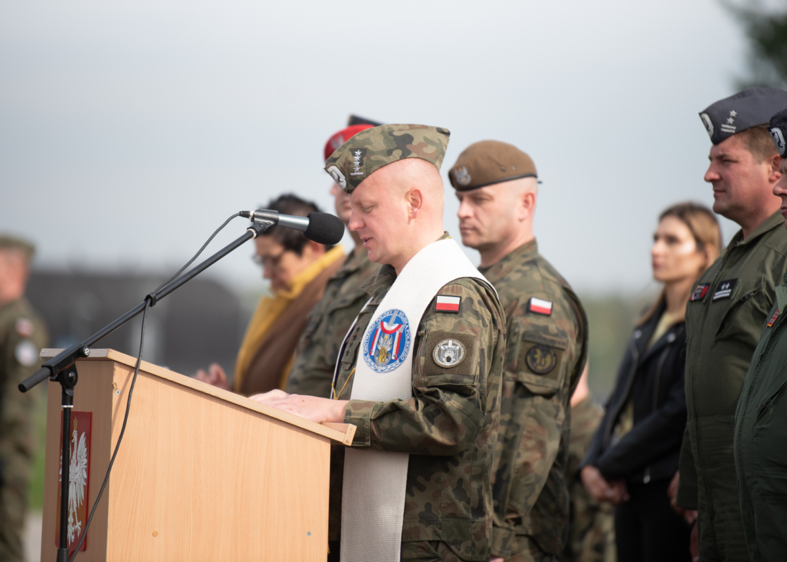 Pożegnanie żołnierzy w Łasku. Ponad 150 osób wyrusza na misję Baltic Air Policing [ZDJĘCIA]