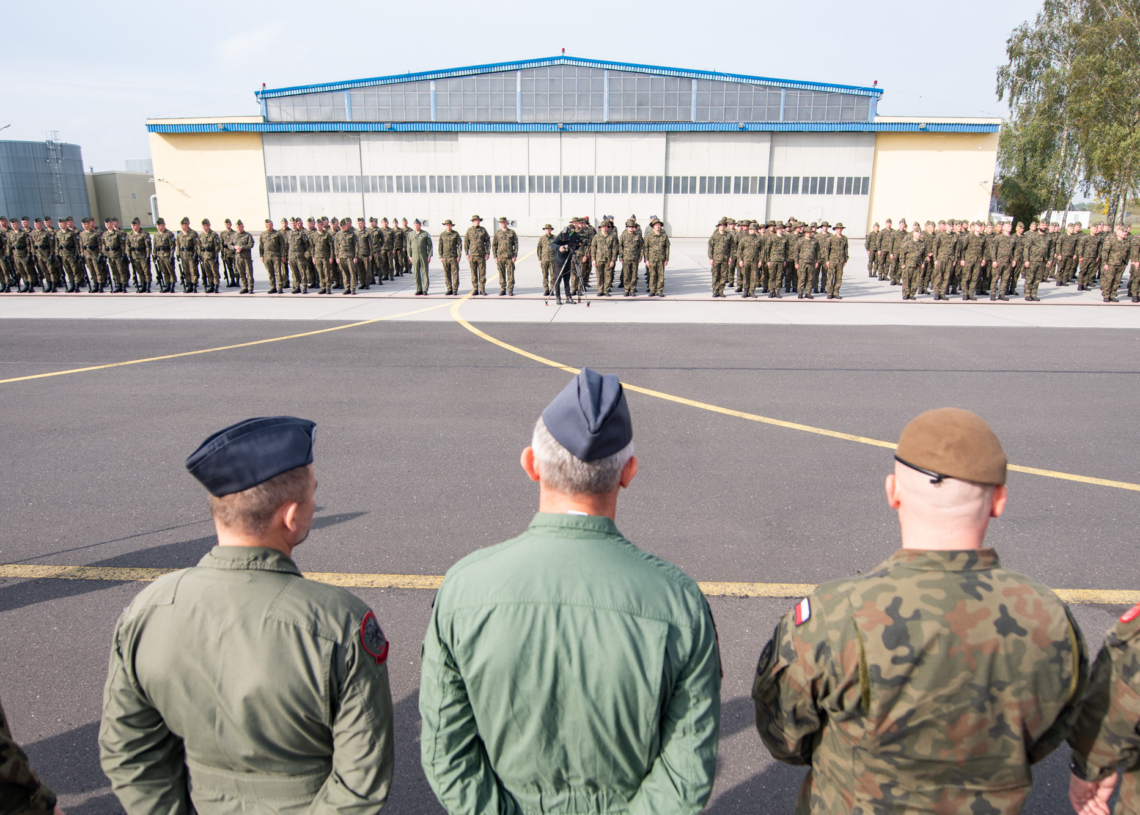 Pożegnanie żołnierzy w Łasku. Ponad 150 osób wyrusza na misję Baltic Air Policing [ZDJĘCIA]