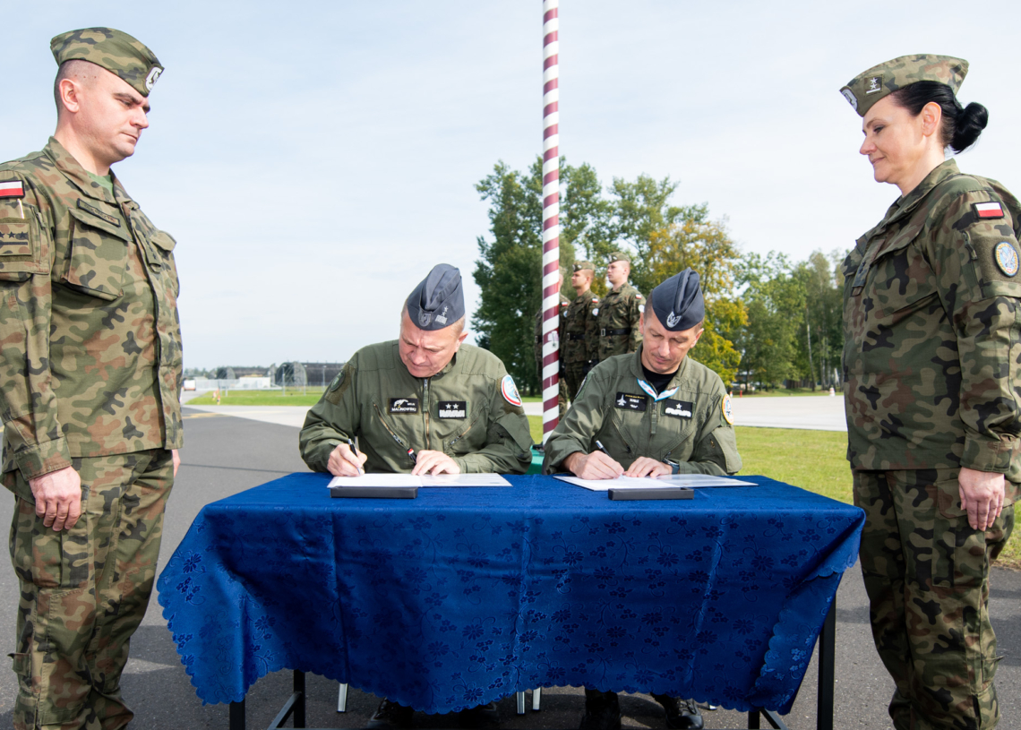 Pożegnanie żołnierzy w Łasku. Ponad 150 osób wyrusza na misję Baltic Air Policing [ZDJĘCIA]
