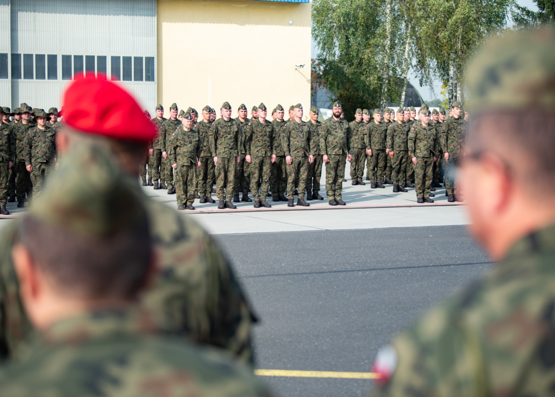 Pożegnanie żołnierzy w Łasku. Ponad 150 osób wyrusza na misję Baltic Air Policing [ZDJĘCIA]