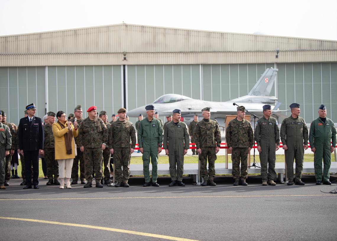Pożegnanie żołnierzy w Łasku. Ponad 150 osób wyrusza na misję Baltic Air Policing [ZDJĘCIA]