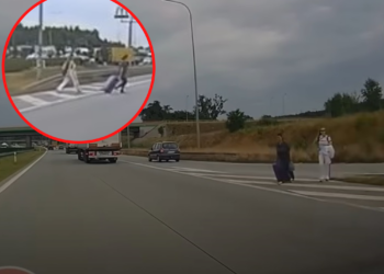 Z walizkami przez autostradę. Niebezpieczna sytuacja na A1