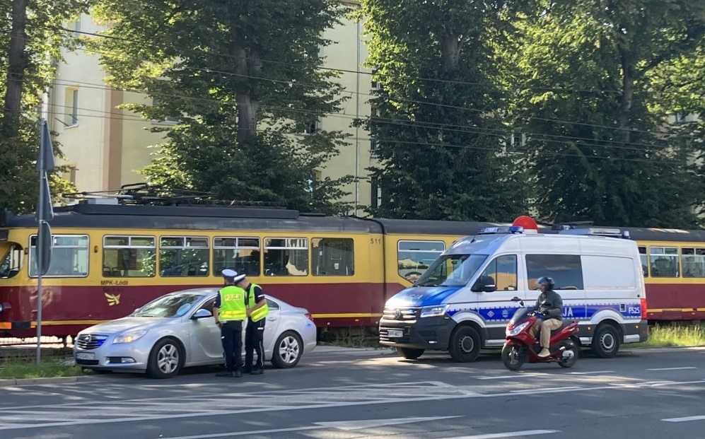 Wypadek w Zgierzu. Pieszy potrącony przez tramwaj 1 Wypadek w Zgierzu. Pieszy wpadł pod tramwaj