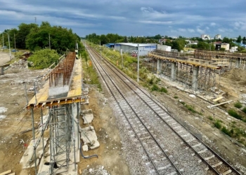 Wiadukt na Przybyszewskiego za niski dla pociągów o 18 centymetrów