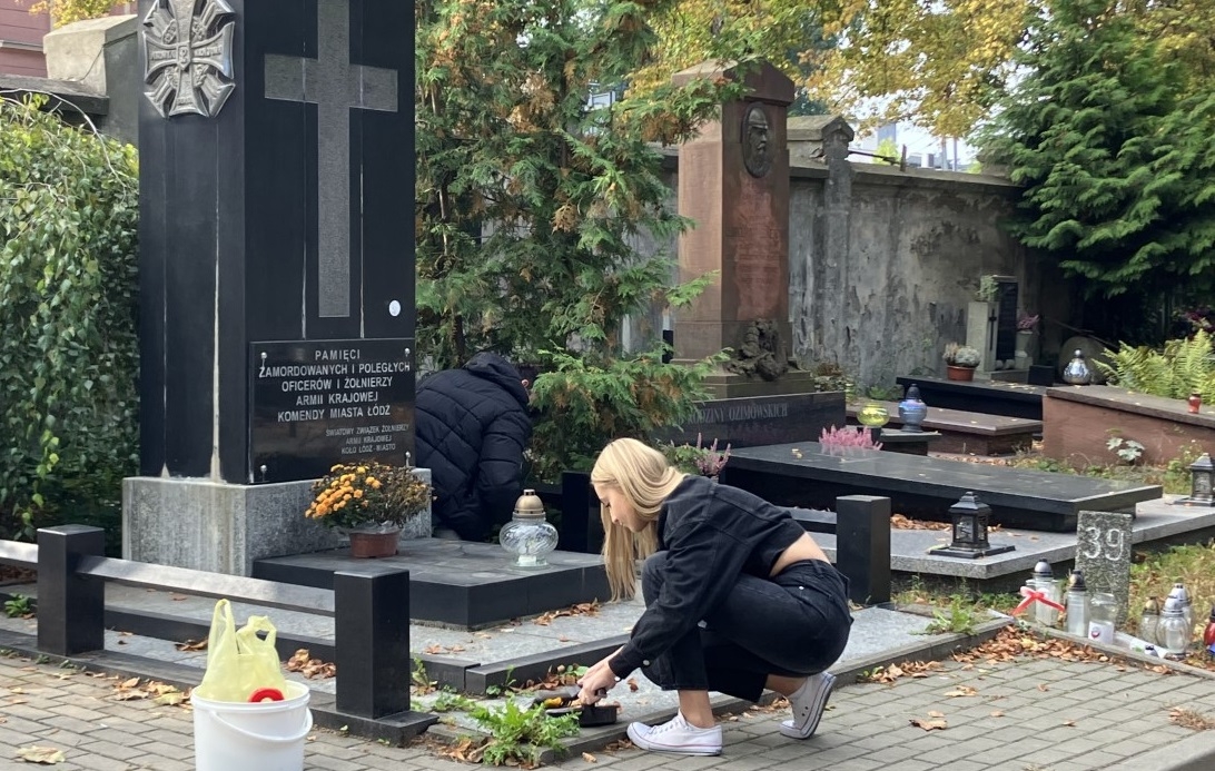 Sprzątanie pomników na Starym Cmentarzu w Łodzi. Uczniowie porządkowali groby żołnierzy