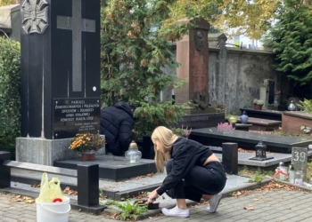 Sprzątanie pomników na Starym Cmentarzu w Łodzi. Uczniowie porządkowali groby żołnierzy
