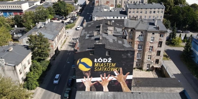 Mistrzostwa Świata w Piłce Siatkowej Kobiet 2022. W Łodzi powstał okazjonalny mural 1 Mural siatkarski - Łódź, ul. Tuwima 55