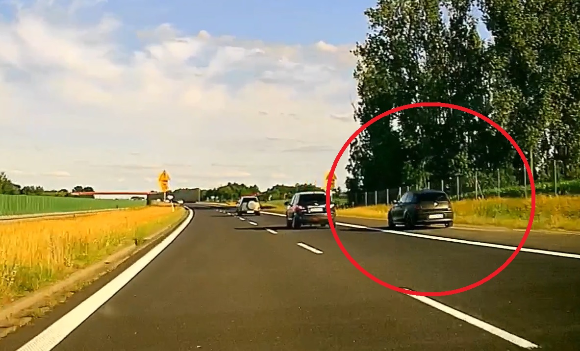 Pirat Drogowy Z BMW Na A1. Wyprzedzał Samochody Pasem Awaryjnym [ZOBACZ ...