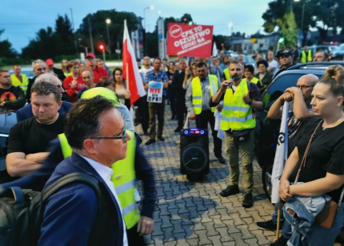 Nie chcą budowy Kolei Dużych Prędkości. Nie wpuszczono przedstawicieli CPK na spotkanie [ZDJĘCIA]