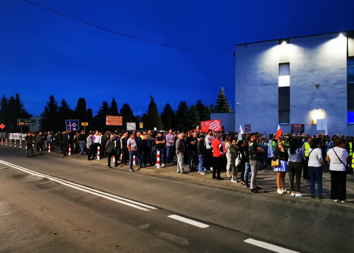 Nie chcą budowy Kolei Dużych Prędkości. Nie wpuszczono przedstawicieli CPK na spotkanie [ZDJĘCIA]