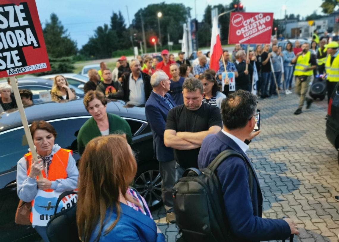 Nie chcą budowy Kolei Dużych Prędkości. Nie wpuszczono przedstawicieli CPK na spotkanie [ZDJĘCIA]