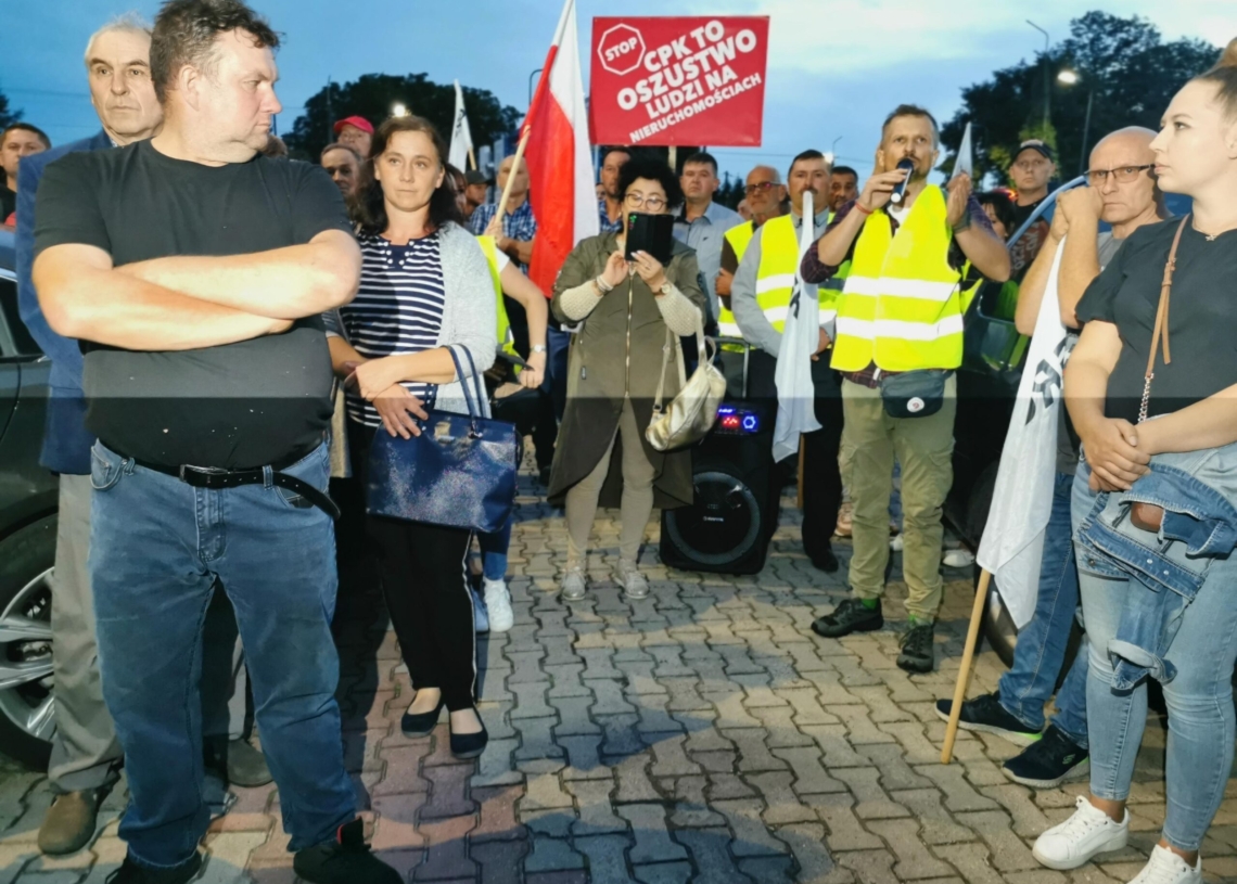 Nie chcą budowy Kolei Dużych Prędkości. Nie wpuszczono przedstawicieli CPK na spotkanie [ZDJĘCIA]