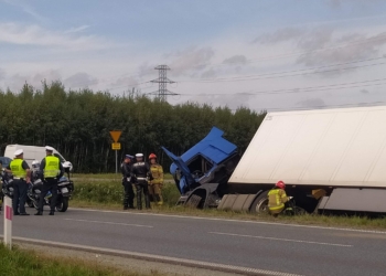 Ciężarówka wjechała do rowu. Utrudnienia na skrzyżowaniu S8 i DK12 koło Sieradza
