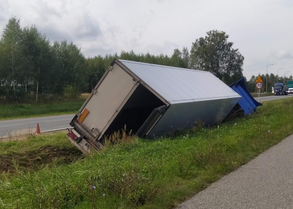 Ciężarówka wjechała do rowu. Utrudnienia na skrzyżowaniu S8 i DK12 koło Sieradza
