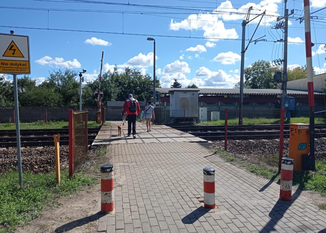 Ostre słowa dróżniczki ze Skierniewic do pieszego. PKP wszczyna postępowanie, mężczyzny szuka policja