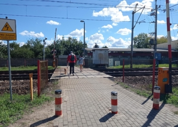 Ostre słowa dróżniczki ze Skierniewic do pieszego. PKP wszczyna postępowanie, mężczyzny szuka policja