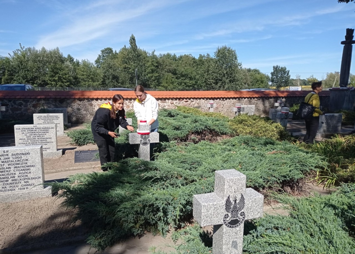Lekcja historii na cmentarzu w Bielawach z łódzkim kuratorem oświaty