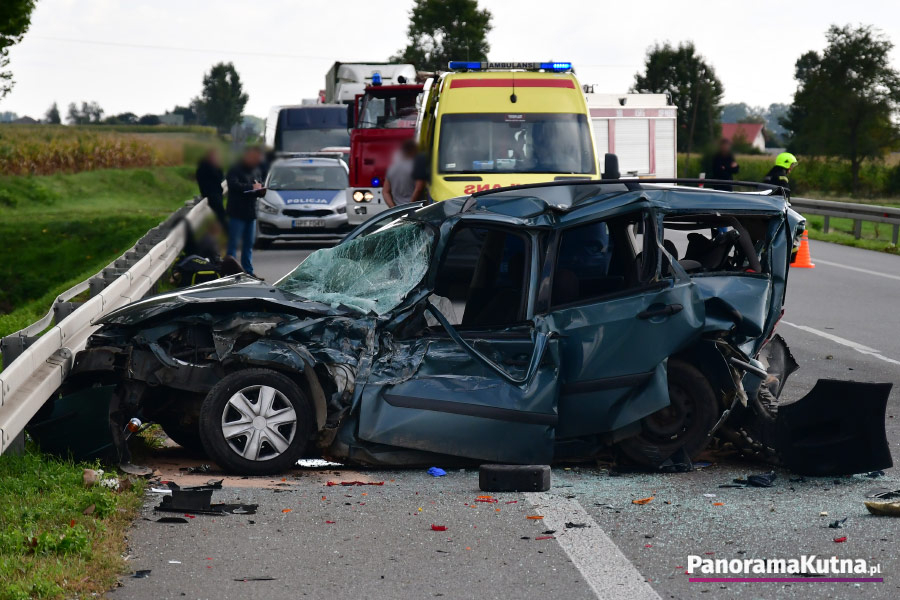 Wypadek na DK92 pod Kutnem. Zmiażdżony samochód, jedna osoba ranna 1 Wypadek na DK92 pod Kutnem