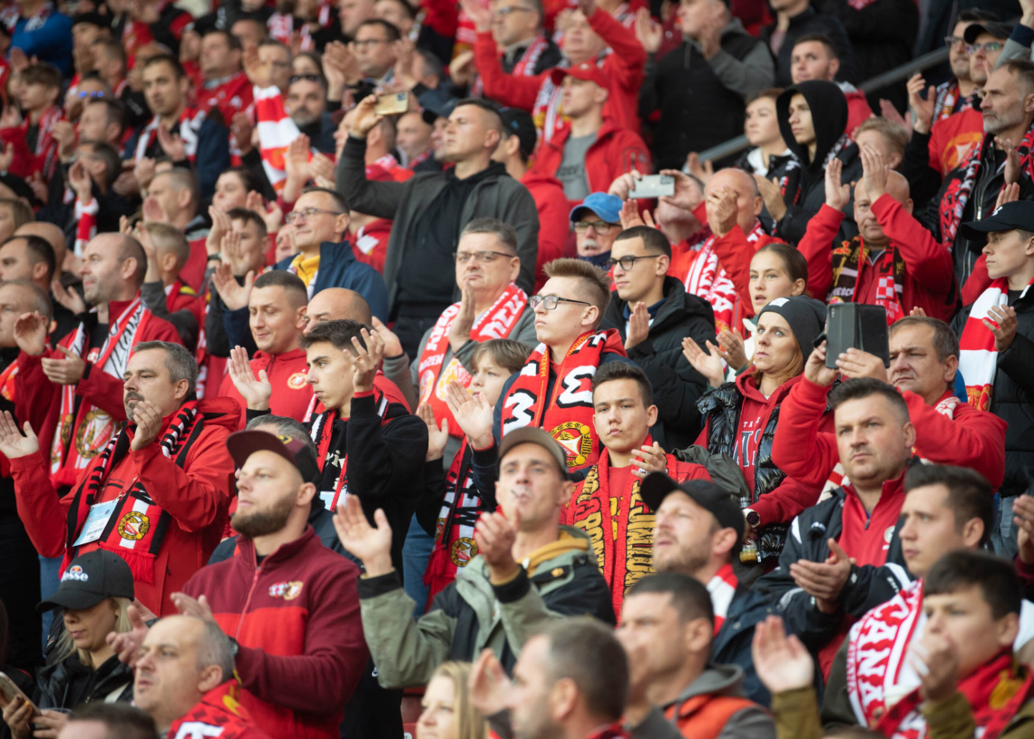 Doping kibiców podczas meczu Widzew Łódź - Raków Częstochowa