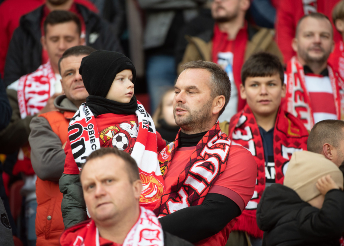 Doping kibiców podczas meczu Widzew Łódź - Raków Częstochowa