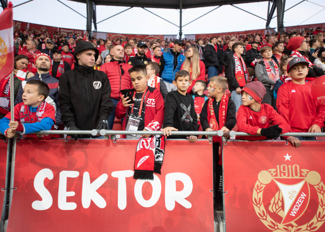 Doping kibiców podczas meczu Widzew Łódź - Raków Częstochowa