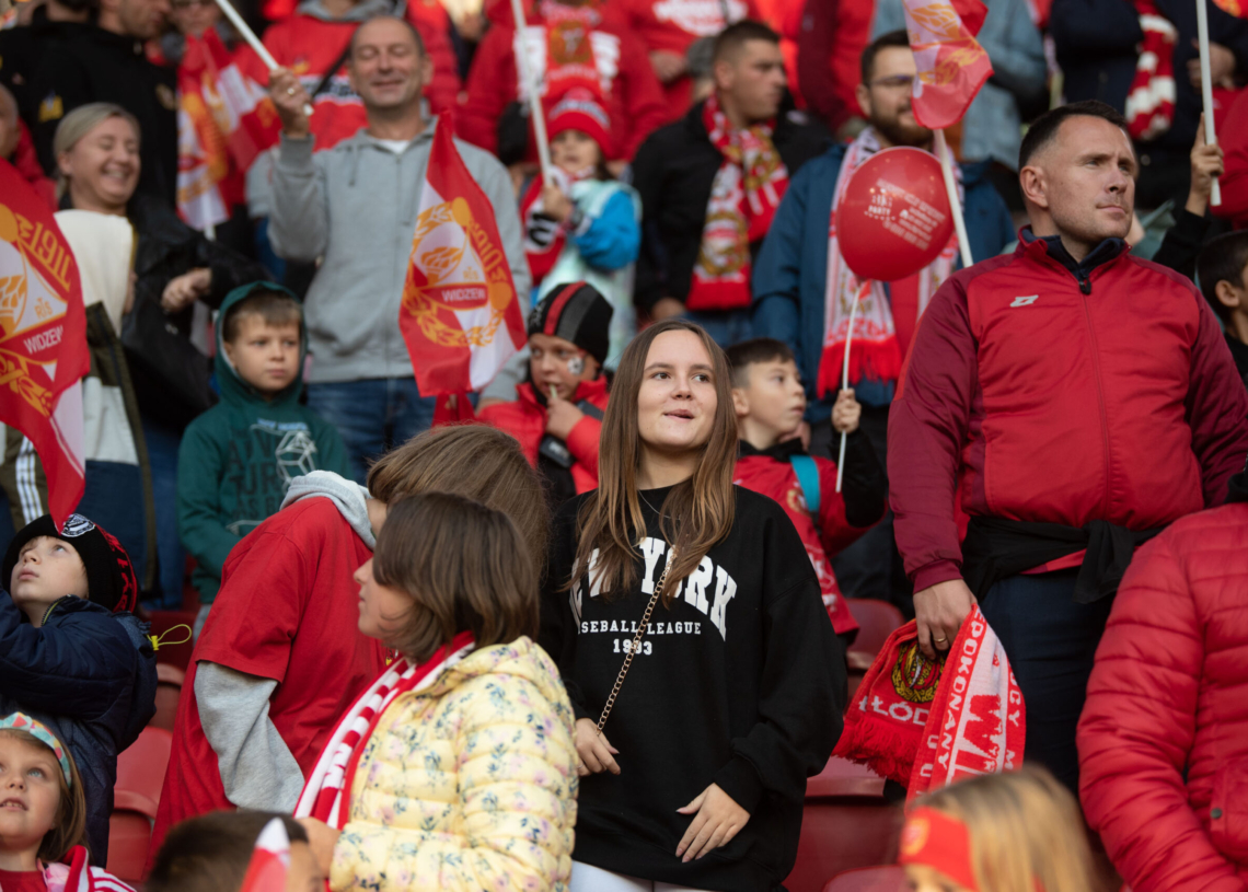 Doping kibiców podczas meczu Widzew Łódź - Raków Częstochowa