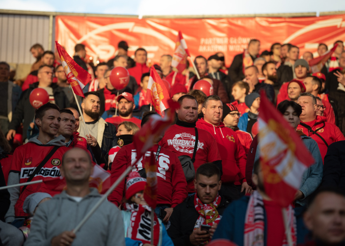 Doping kibiców podczas meczu Widzew Łódź - Raków Częstochowa