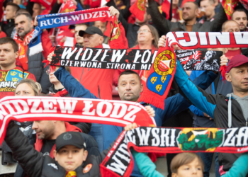 Doping kibiców podczas meczu Widzew Łódź - Raków Częstochowa