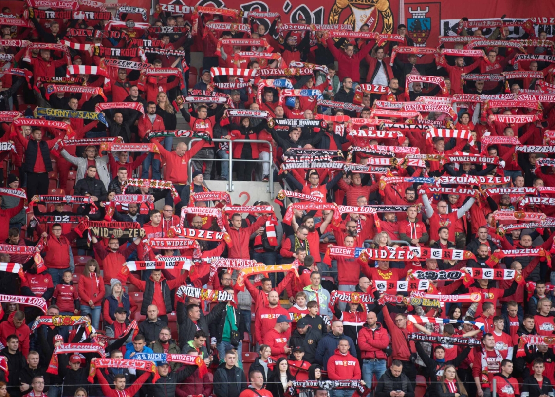 Doping kibiców podczas meczu Widzew Łódź - Raków Częstochowa